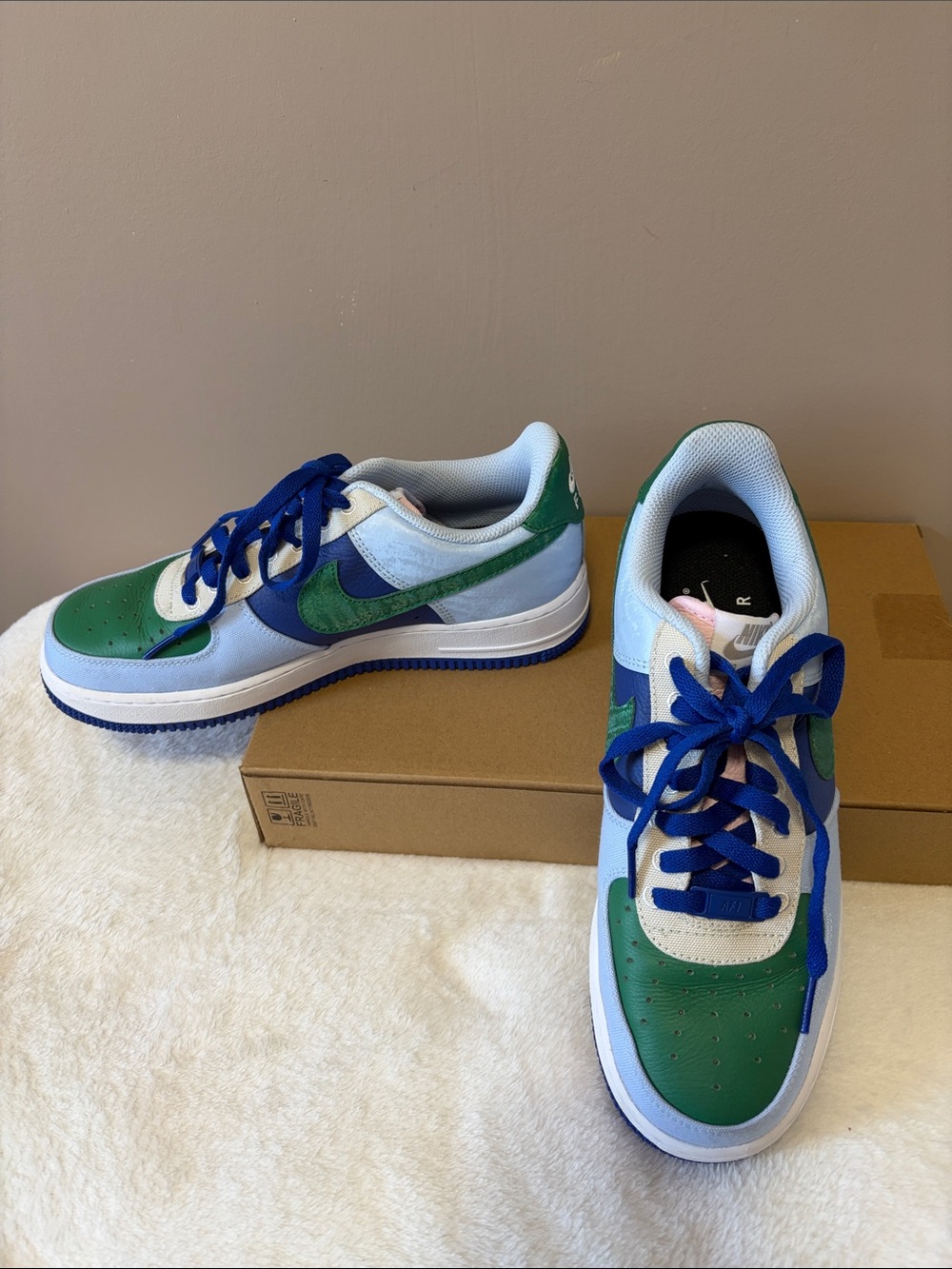 Nike Low-Top Sneakers — Blue, Green & White